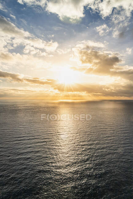 Mar Mediterraneo al tramonto vicino a Vernazza, Liguria, Italia — Foto stock