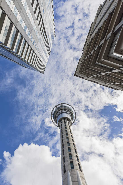 Vista de baixo ângulo da Sky Tower contra o céu nublado em Auckland, Nova Zelândia — Fotografia de Stock