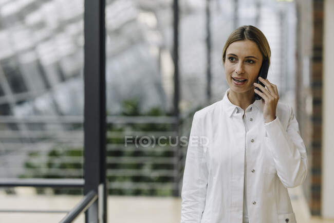 Жіночий лікар розмовляє по телефону. — стокове фото