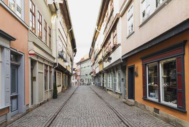 Perspectiva decrescente da rua de paralelepípedos vazia em meio a edifícios residenciais em Erfurt, Alemanha — Fotografia de Stock