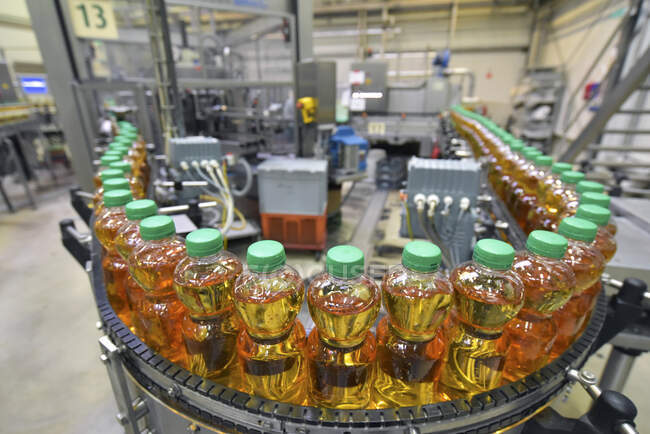 Завод яблочных соков, розлив в бутылки, яблочный сок — стоковое фото