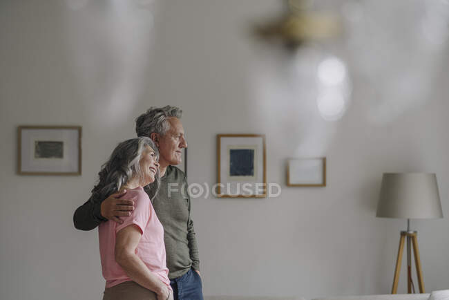 Couple âgé debout dans le salon à la maison — Photo de stock