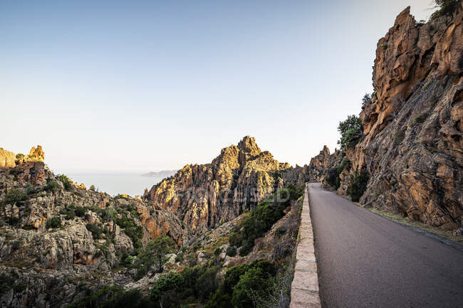 Strada vuota, Calanchi di Piana, Calanche, Corse-du-Sud, Corsica, Francia — Foto stock