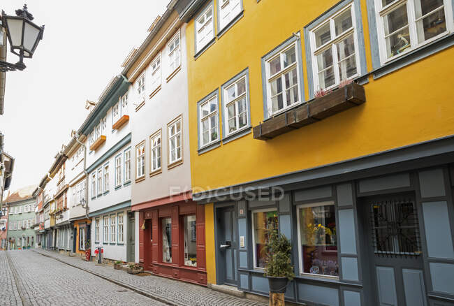 Empty cobble street by residential buildings in Erfurt, Germany — Stock Photo