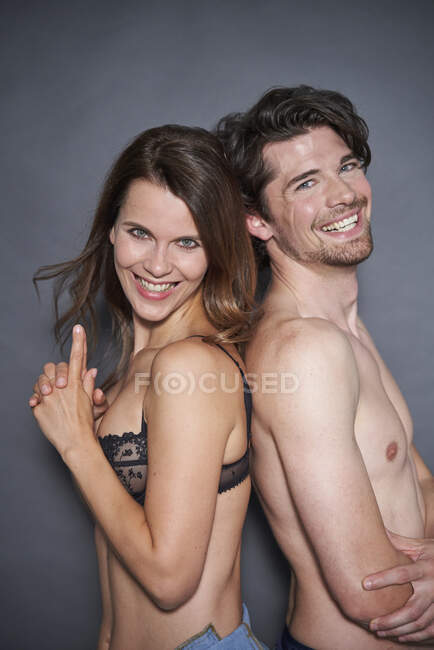 Retrato de feliz casal semi-vestido de volta para trás — Fotografia de Stock