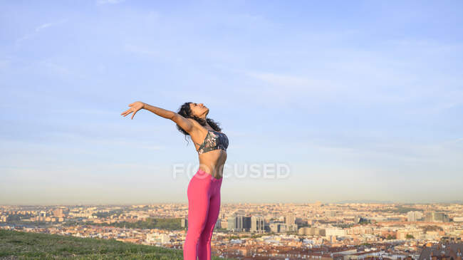 Mulher realizando exercícios hipopressivos abdominais ao ar livre — Fotografia de Stock