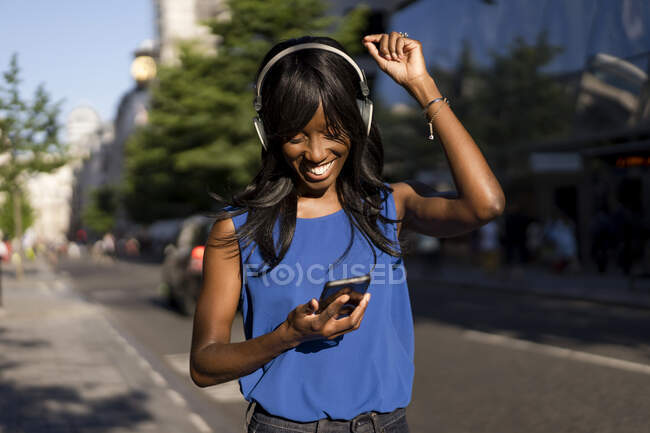 Feminino Afro-americano ouvindo música em Londres, Inglaterra, Grã-Bretanha — Fotografia de Stock