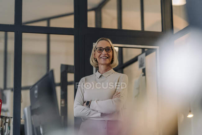 Portrait de femme d'affaires mature souriante au bureau — Photo de stock
