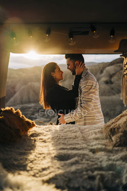 Щаслива молода пара подорожує з фургоном на заході сонця в Альмерії (Андалусія, Іспанія). — стокове фото