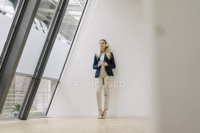 Jeune femme d'affaires en fonction ayant une pause — Photo de stock