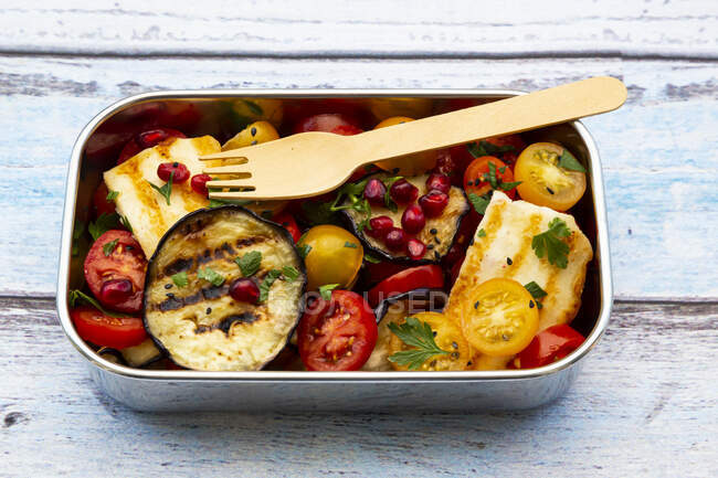 Persischer Tomatensalat mit Halloumi in Lunchbox aus Metall — Stockfoto