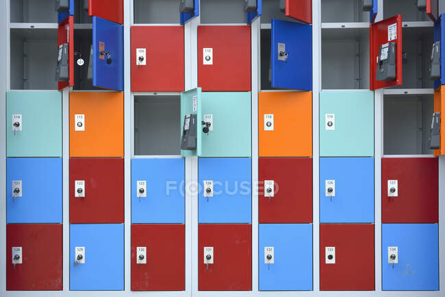 Righe di armadietti con ante in diversi colori — Foto stock
