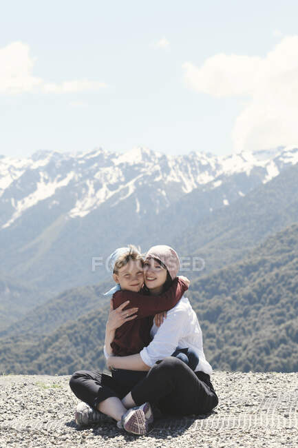 Мама обіймає свого сина в горах Сочі (Росія). — стокове фото