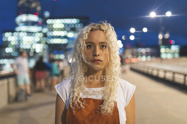 Junge Frau in der Dämmerung in London — Stockfoto