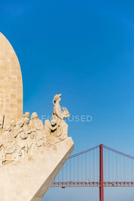 Portogallo, Lisbona, Belem, Monumento alle scoperte e Ponte 25 de Abril contro il cielo limpido — Foto stock
