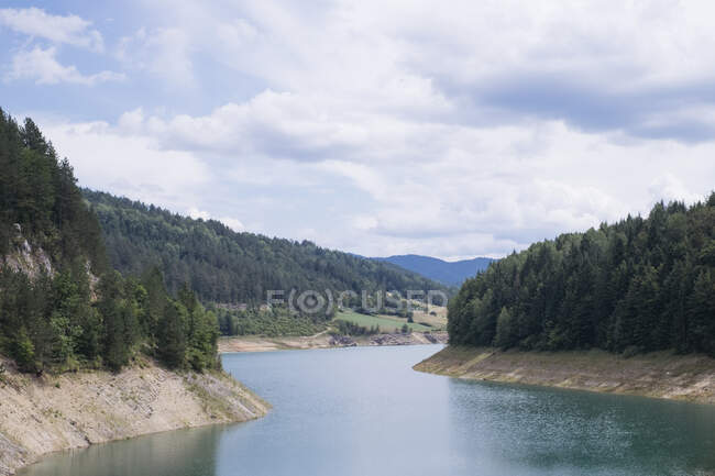Vista tranquila do lago Zaovine e montanhas contra o céu nublado no Parque Nacional Tara, Sérvia — Fotografia de Stock