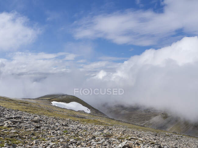 Vista panorámica de la montaña contra el cielo nublado, Escocia, Reino Unido - foto de stock