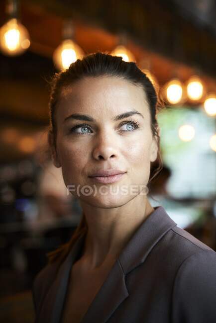 Ritratto di donna d'affari in un caffè — Foto stock