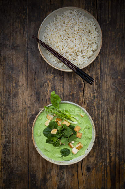 Diretamente acima do tiro de caril verde e arroz jasmim em tigelas na mesa — Fotografia de Stock