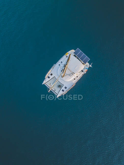 Vista aérea del catamarán en el mar en Gili-Air Island, Bali, Indonesia - foto de stock