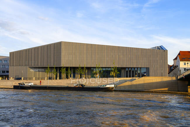 Museo Brandhorst lungo il Danubio contro il cielo in città, Ratisbona, Germania — Foto stock