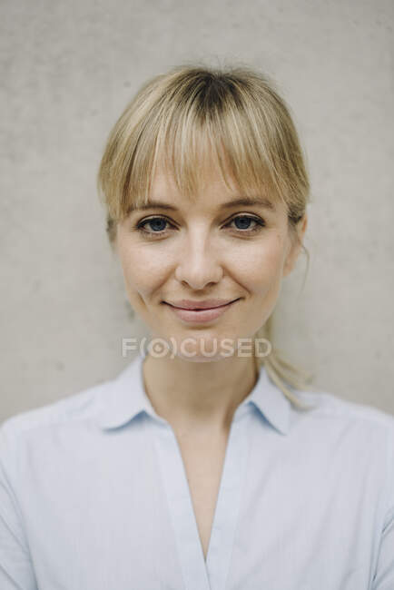 Ritratto di una giovane imprenditrice sorridente — Foto stock