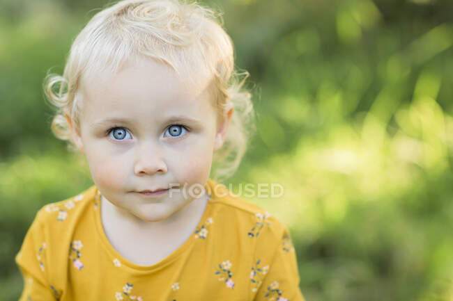 Ritratto di bambina bionda dagli occhi azzurri — Foto stock