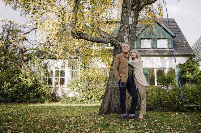 Coppia di anziani in giardino della loro casa in autunno — Foto stock
