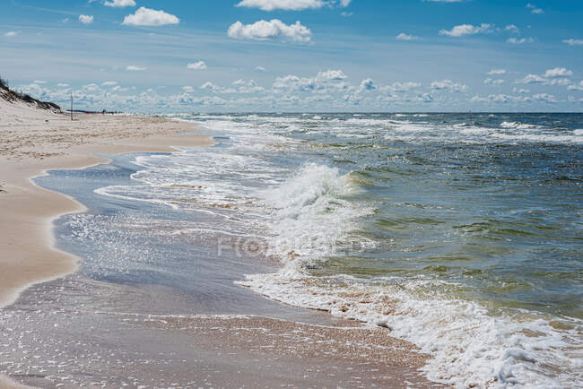 Високий кут Вигляд морських хвиль кидаючись на пляж проти неба, Польща. — стокове фото