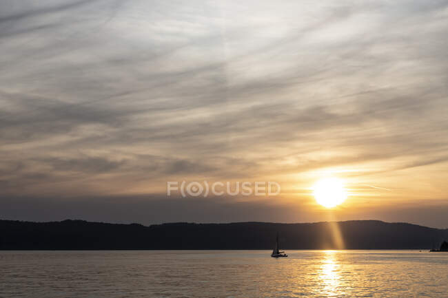 Silhouette barca a vela sul Lago di Costanza contro il cielo durante il tramonto, berlingen, Germania — Foto stock