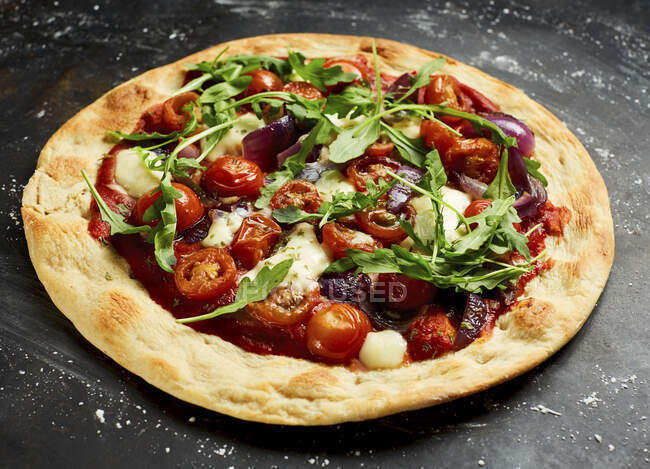 Pizza vegetariana con pomodorini, rucola, mozzarella e cipolle — Foto stock