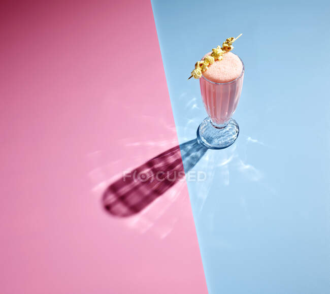 Vista de alto ângulo do milkshake no fundo colorido — Fotografia de Stock