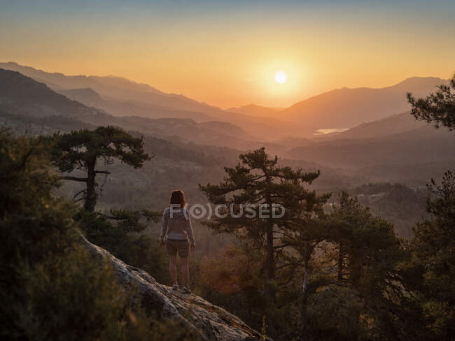 Randonneuse debout au belvédère, Albertacce, Lac de Calacuccia au lever du soleil, Haute-Corse, Corse, France — Photo de stock