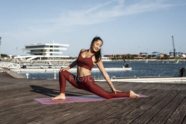 Mulher asiática praticando ioga — Fotografia de Stock
