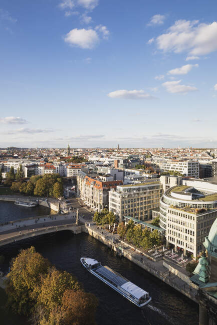 Alemania, Berlín, Vistas a la ciudad desde la Catedral de Berlín hacia el Puente Friedrichs, el río Spree, el Parque James Simon y Hackescher Markt - foto de stock