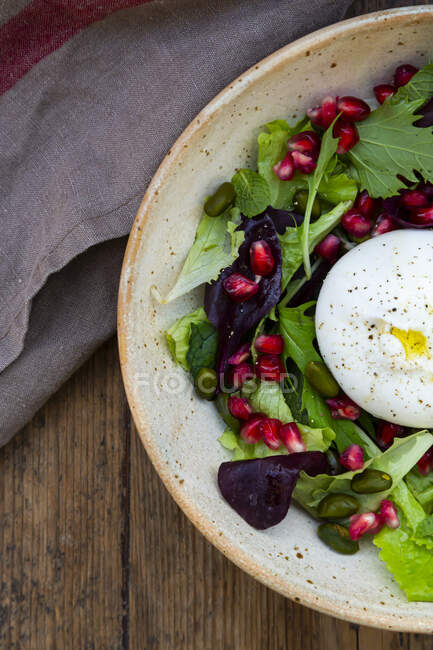 Oriental salad with mint, pistachios, pomegranate seeds and burrata cheese — Stock Photo