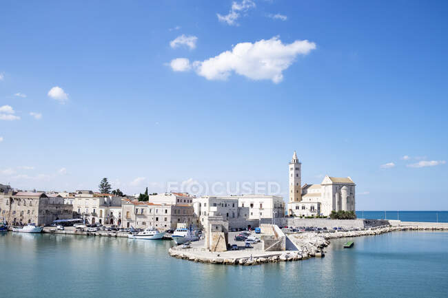 Italia, Apulia, Trani, Puerto y casco antiguo - foto de stock