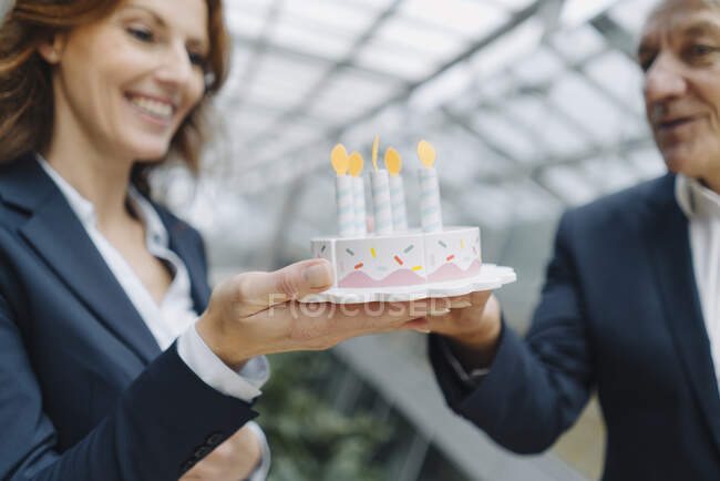  Empresario y mujer de negocios celebrando cumpleaños en la oficina con pastel de cumpleaños falso — Diversión, Pelirroja