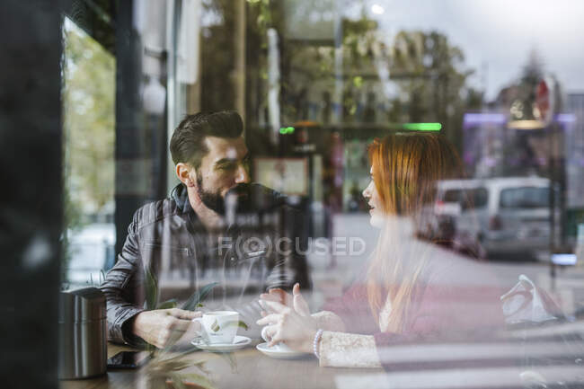 Couple talking in a coffee shop — Stock Photo