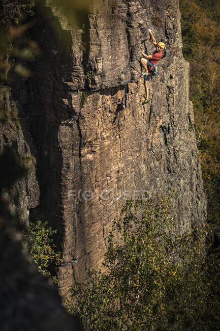 Arrampicata uomo a Battert rock, Baden-Baden, Germania — Foto stock