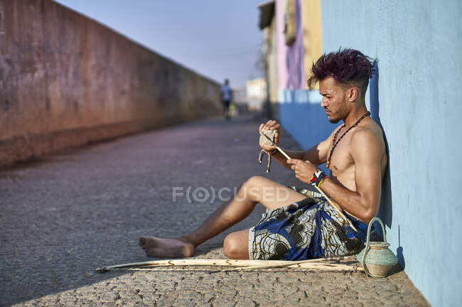 Tribal man with his traditional arch and arrows, Lubango, Angola — Stock Photo