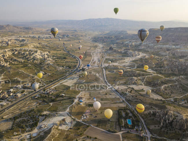 Veduta aerea di palloni aerostatici colorati che sorvolano la terra al Goreme National Park, Cappadocia, Turchia — Foto stock