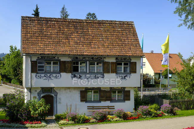 Alemanha, Baden-Wurttemberg, Isny im Allgau, fachada da casa rústica da cidade no verão — Fotografia de Stock