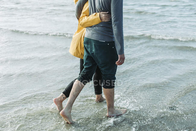 Casal caminhando na praia em Heiligenhafen — Fotografia de Stock