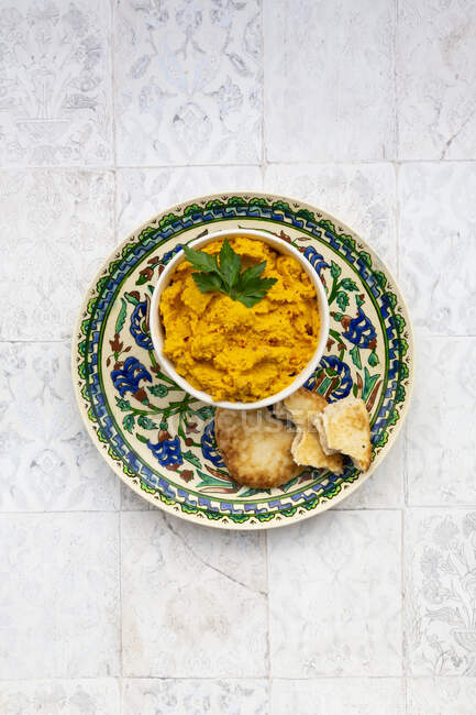 Hummus di zucca con prezzemolo e focaccia — Foto stock