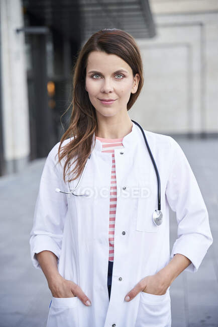 Retrato de médico feminino confiante na frente do hospital — Fotografia de Stock