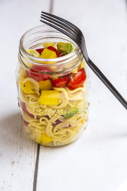 Glas Nudelsalat mit Mango, Avocado und Kirschtomaten — Stockfoto