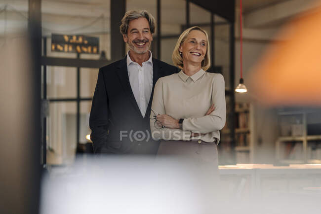 Ritratto di uomo d'affari e donna d'affari sorridente in carica — Foto stock