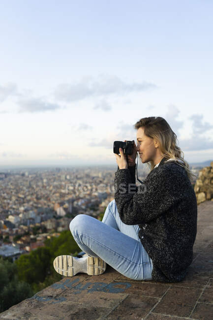 Молода жінка фотографує місто на світанку (Барселона, Іспанія). — стокове фото