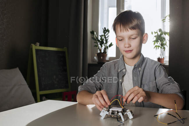 Garçon assemblage robot à la maison — Photo de stock